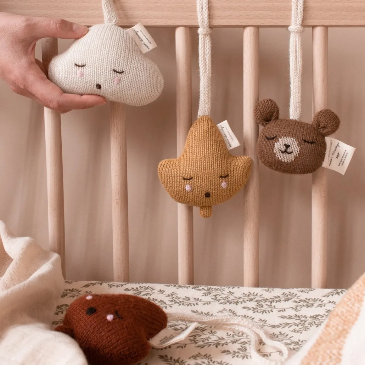 Leaf Sienna Hanging Rattle