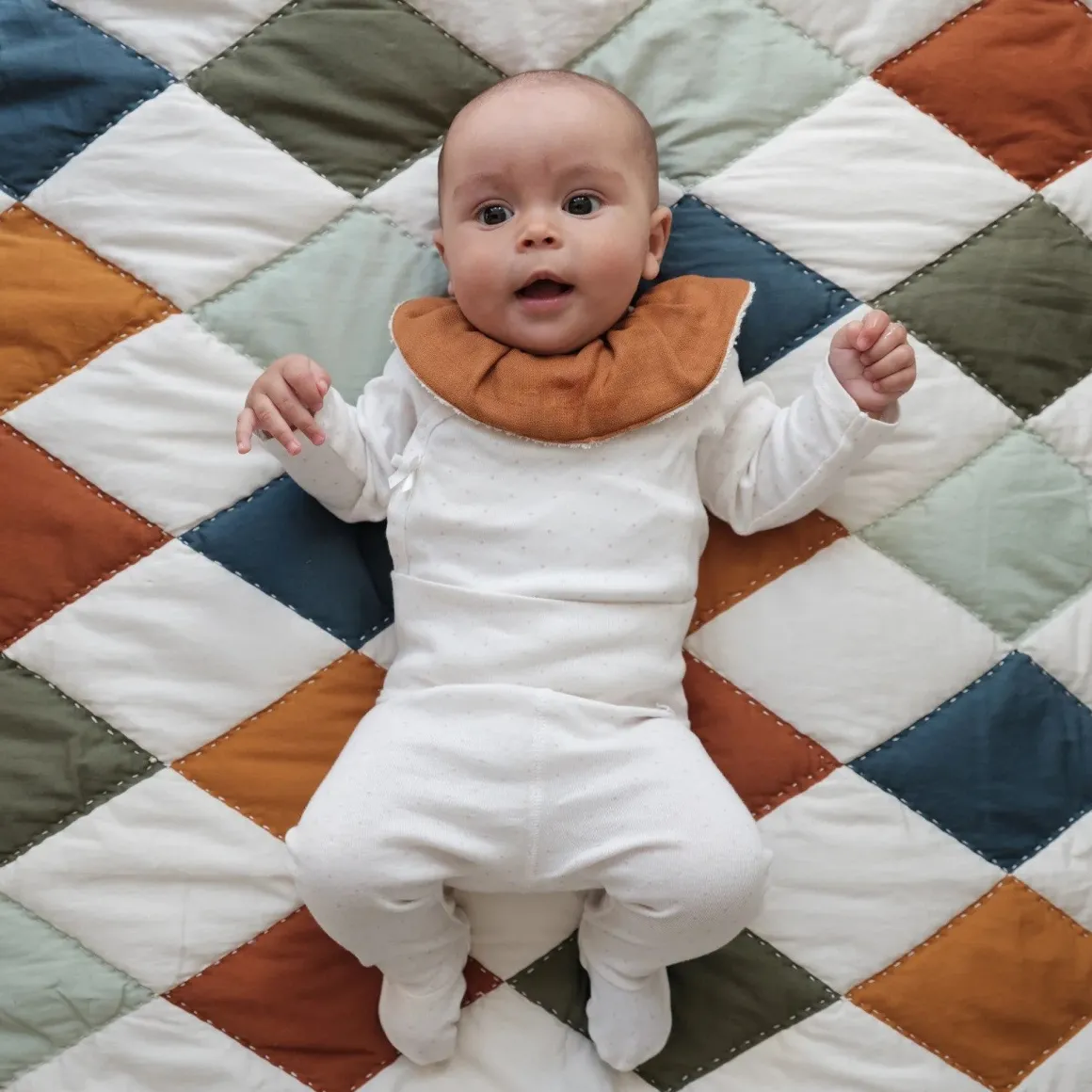 Organic Cotton Ruffle Bib | Cinnamon